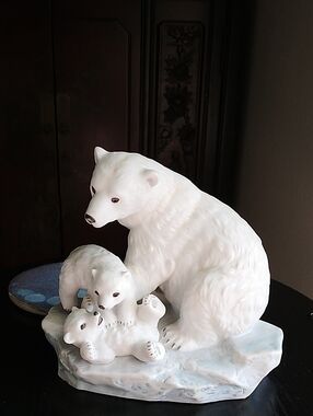 Homco 1993 Masterpiece Porcelain Polar Bear and Cubs Endangered Species Statue